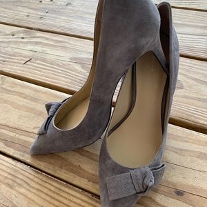 Suede grey pumps